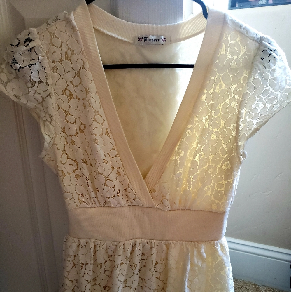 CUTE CREAM VNECK